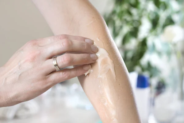 Применение Распространение Бальзама Руку Женщины Косметическое Лечение Женская Рука Кладет — стоковое фото