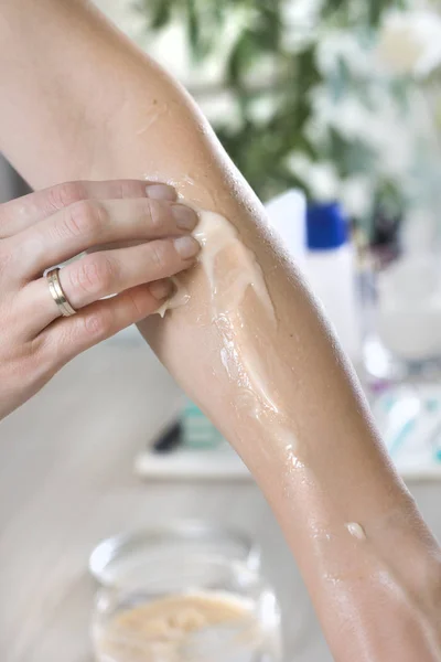 Cosmetische Behandeling Een Vrouw Hand Zet Een Balsem Haar Voorarm — Stockfoto
