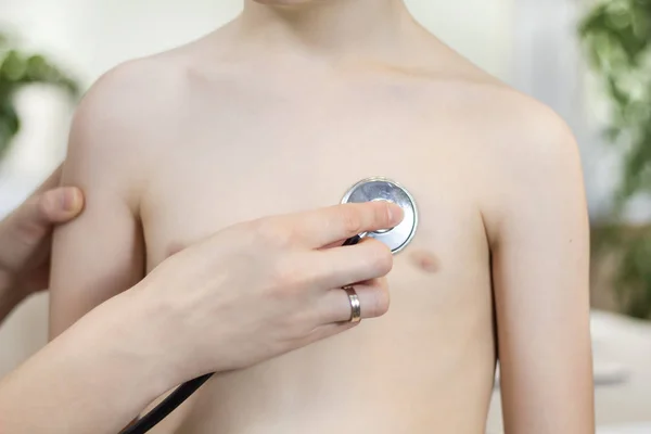 Läkarens Hand Håller Stetoskopet Huvudet Kopplad Till Barnets Bröstkorg Läkarundersökningen — Stockfoto