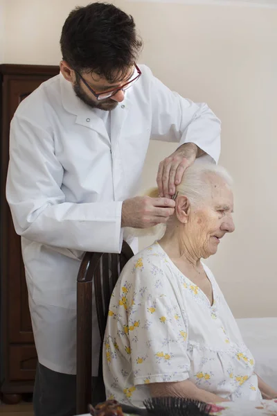 Cuidado Personas Mayores Peinar Peinar Cabello Poner Peinado Una Anciana — Foto de Stock