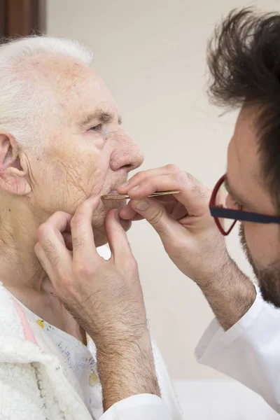 Cuidado Cuidado Una Anciana Recorte Ajuste Cejas Tratamientos Médicos — Foto de Stock