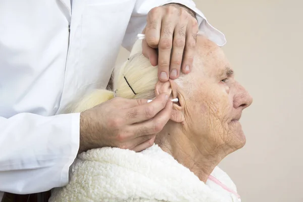 Limpiar Las Orejas Una Anciana Con Palo Higiene Cuidado Una — Foto de Stock