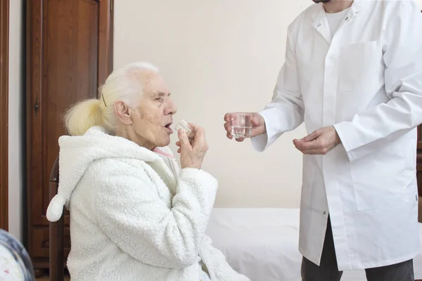 Enfermero Vaso Agua Anciana Durante Medicación — Foto de Stock