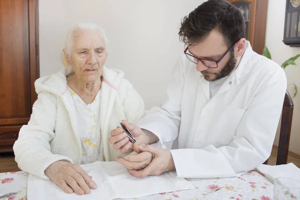 Hand Care Behandeling Voor Een Zeer Oude Vrouw Verpleger Knipt — Stockfoto