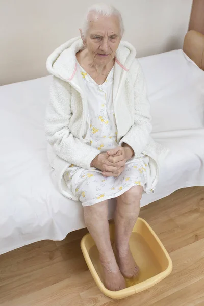 Stara Kobieta Moczenia Stopy Misce Wodą Nogi Starej Kobiety Moczyć — Zdjęcie stockowe