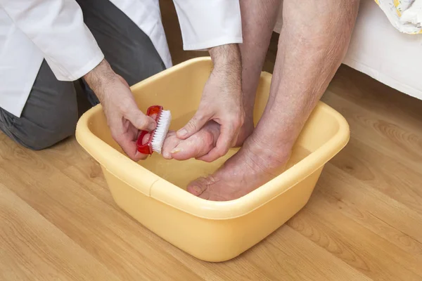 Male Nurse Scrubs Feet Old Woman Who Soak Feet Bowl — Stock Photo, Image