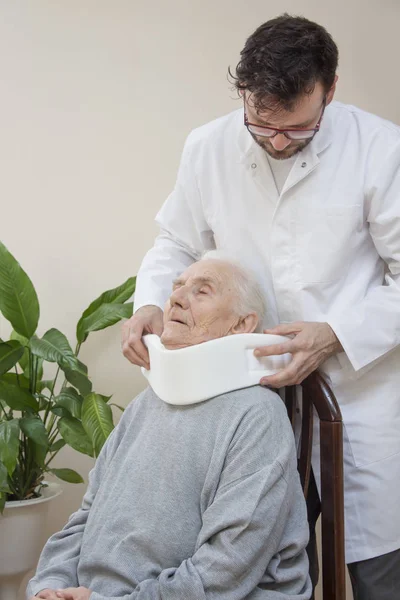 Cirujano Ortopédico Pone Collar Ortopédico Blanco Una Anciana Sentada Una — Foto de Stock