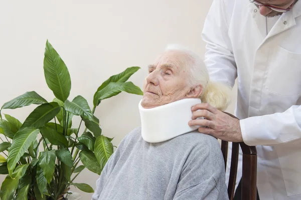 Cirujano Ortopédico Pone Collar Ortopédico Blanco Una Anciana Sentada Una — Foto de Stock