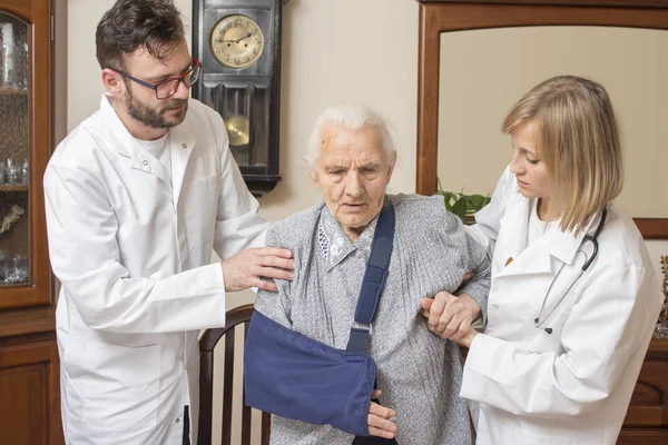 Médico Enfermera Ayudan Anciana Levantarse Silla Una Anciana Con Una — Foto de Stock