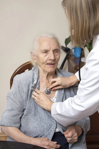 Doctor Bata Blanca Probando Una Mujer Muy Anciana Con Estetoscopio — Foto de Stock