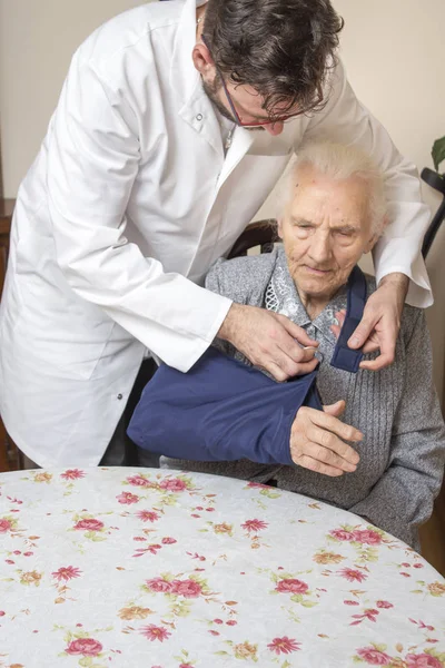 Enfermero Pone Cabestrillo Mano Enferma Una Anciana — Foto de Stock