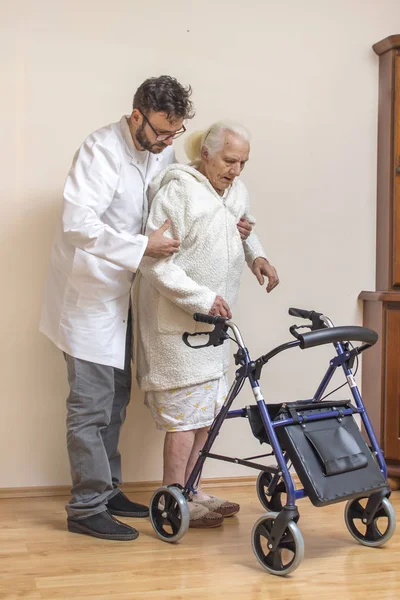 Uma Velha Vestido Branco Está Segurando Andarilho — Fotografia de Stock