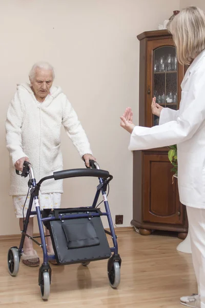 Stara Kobieta Biały Szlafrok Uczy Się Chodzić Balkonem Przy Pomocy — Zdjęcie stockowe