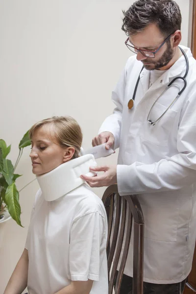Cirujano Ortopédico Pone Collar Ortopédico Blanco Cuello Mujer Joven — Foto de Stock