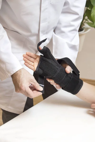 Orthopedische Chirurg Neemt Een Stabilisator Voor Hand Van Vrouw — Stockfoto