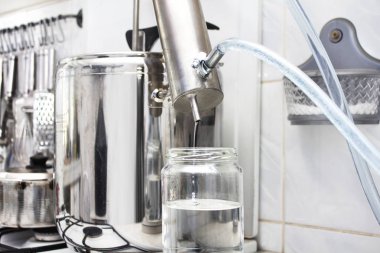 Alkol üretimi sırasında alkol üretimi için makine.