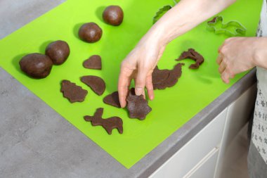 Eller yeşil silikon sehpa üzerinde hamur hamur şekilleri düzenleyin