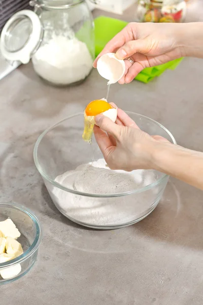 Manos Femeninas Mientras Rompe Huevo Gallina Separación Yema Proteína Añadir — Foto de Stock