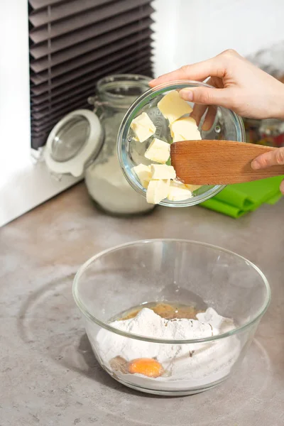 Preparación Ingredientes Para Hornear Las Manos Femeninas Añaden Mantequilla Tazón — Foto de Stock