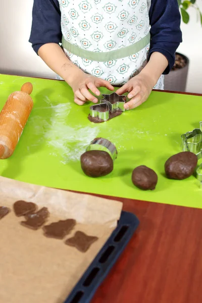 Las Manos Del Niño Apretando Formas Moldes Metal Pastel Colocado — Foto de Stock