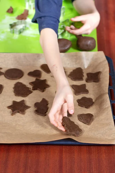 어린이 트레이 베이킹에 베이킹 종이에 쿠키의 모양으로 — 스톡 사진