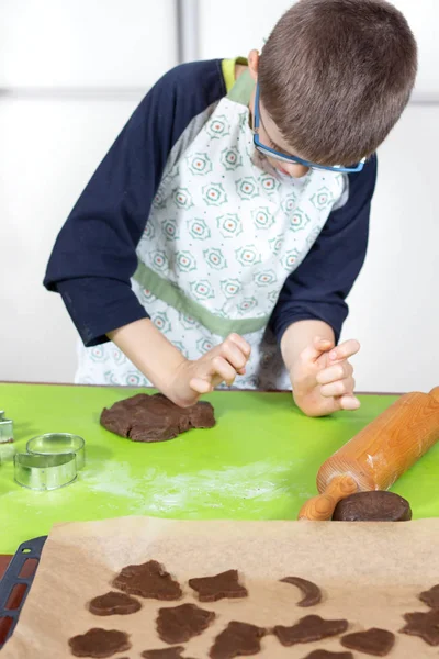 少し料理 少年はクッキーのシナモン ケーキを準備します — ストック写真