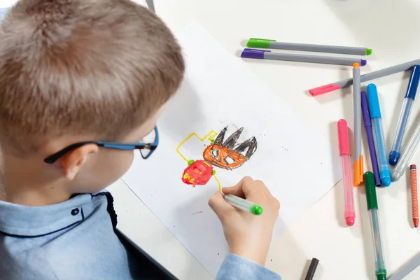 Las Manos Los Niños Sostienen Una Pluma Fieltro Verde Dibujan — Foto de Stock