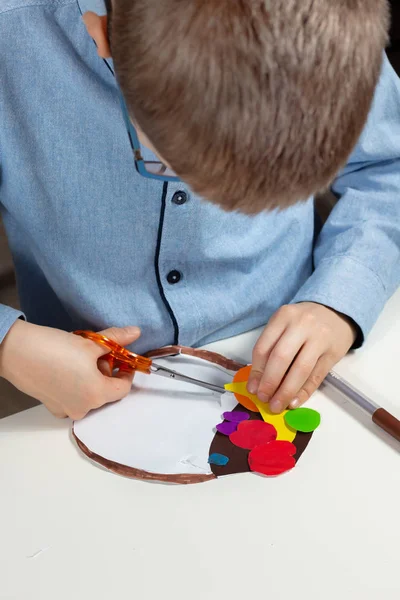 Trabajo Plástico Realizado Por Niño Chico Está Cortando Con Tijeras — Foto de Stock