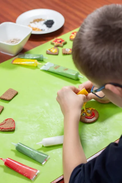 Las Galletas Canela Encuentran Mesa Verde Las Manos Del Niño — Foto de Stock