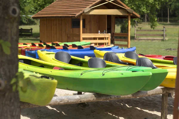 Kayaks Colorés Placés Sur Des Supports Sur Fond Une Maison — Photo