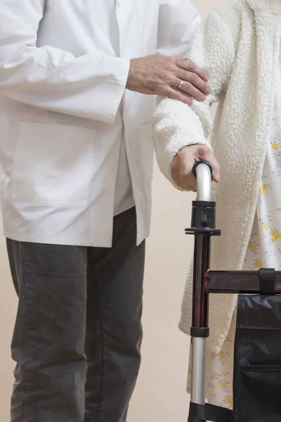 Balcones Rehabilitación Médica Abuela Aprende Caminar Con Ayuda Caminante Asistida — Foto de Stock