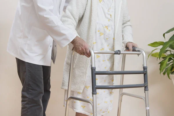 Enfermero Mantiene Mano Mano Anciana Ayudándola Caminar Con Ayuda Pequeño — Foto de Stock