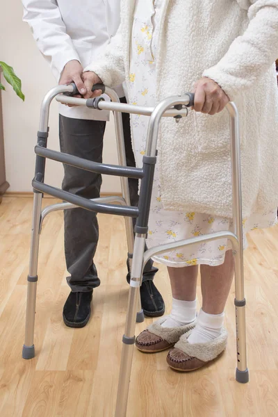 Enfermera Mantiene Mano Mano Anciana Ayudándola Caminar Con Ayuda Pequeño — Foto de Stock