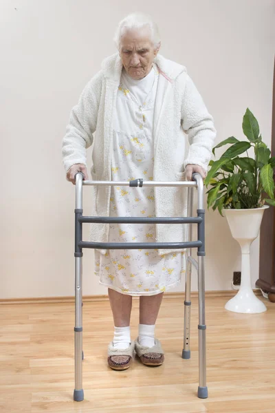 Sehr Alte Frau Weißem Bademantel Und Nachthemd Geht Mit Hilfe — Stockfoto