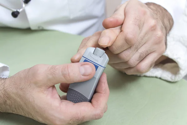 Diabetologe Sticht Einer Diabetes Erkrankten Frau Den Finger — Stockfoto