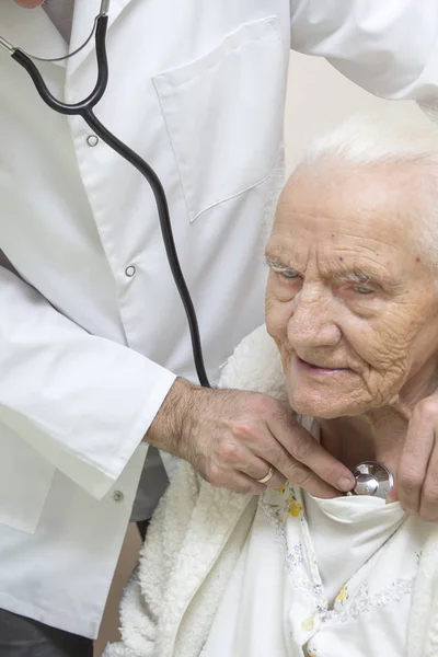 Médico Internista Vestido Vestir Branco Examina Pulmões Uma Mulher Cinza — Fotografia de Stock