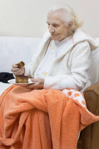 Eine Alte Grauhaarige Frau Weißen Morgenmantel Sitzt Auf Einem Sofa — Stockfoto