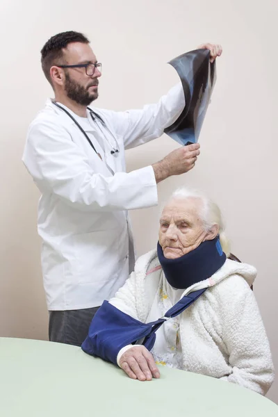 Doctor Con Una Bata Blanca Está Viendo Una Radiografía Una — Foto de Stock