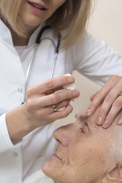 Las Manos Mujer Del Doctor Dejan Caer Ojo Una Mujer — Foto de Stock