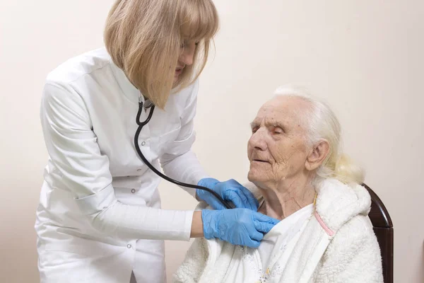 Interniste Médecin Examine Les Poumons Une Très Vieille Femme Grise — Photo