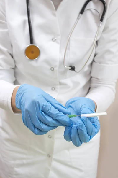 Las Manos Guantes Azules Desechables Sostienen Una Jeringa Preparan Una — Foto de Stock