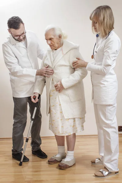 Doctor Enfermera Abajo Ayudar Anciana Vestido Bata Camisón Apoyándola Con — Foto de Stock