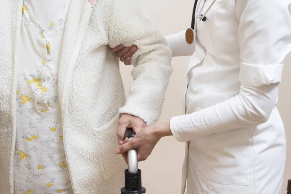 Manos Médico Ayudando Atropellando Una Anciana Mano Una Anciana Sosteniendo — Foto de Stock