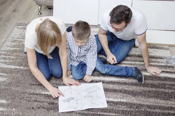 Familia Está Arrodillada Sobre Una Alfombra Beige Delante Ellos Hay — Foto de Stock