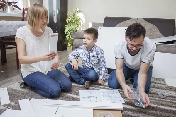 Papá Hijo Pasan Tiempo Libre Enrollando Muebles Juntos Mamá Mantiene — Foto de Stock