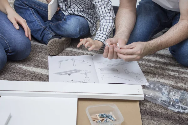 Mamá Papá Hijo Gastan Sus Propios Muebles Sientan Alfombra Comparan — Foto de Stock