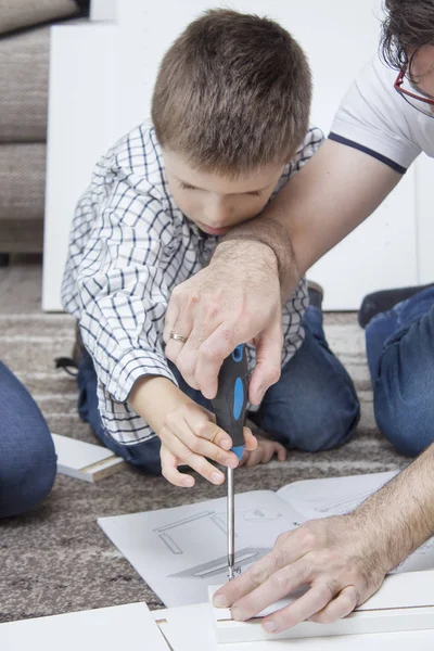 Trabajo Equipo Alfombra Sala Hombre Gira Los Muebles Chico Ayuda — Foto de Stock