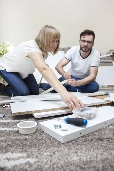 Trabajo Equipo Marido Esposa Retuercen Juntos Los Muebles Sala Estar — Foto de Stock