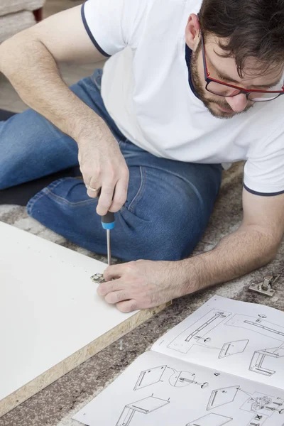 Hombre Barbudo Con Gafas Una Camiseta Blanca Jeans Sienta Una — Foto de Stock