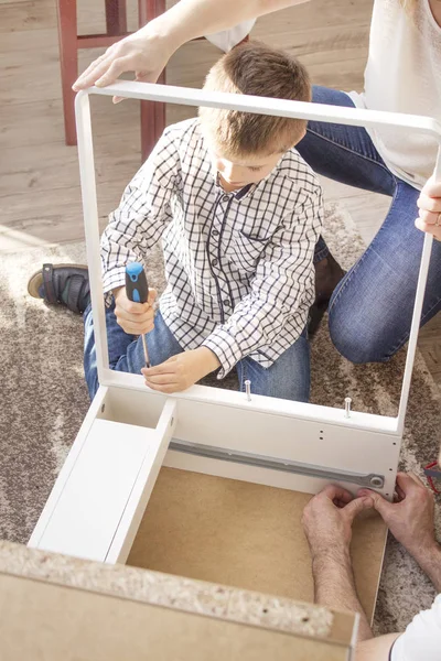 Mamá Hijo Pasan Sus Propios Muebles Sala Estar Mamá Mantiene — Foto de Stock